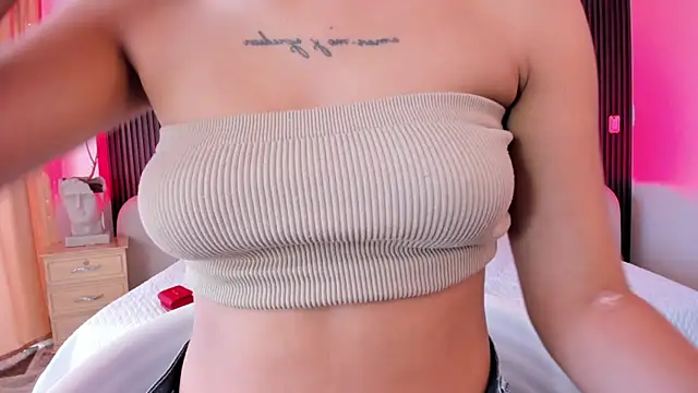 CarolineFyre live cam on StripChat