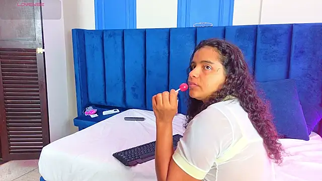 CURVYANDKING_CR webcam