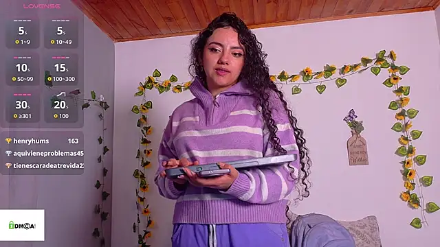 Watch emiily_curly live on EroticFlix - High definition streams
