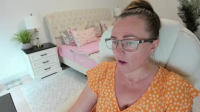 Vika73 live cam on StripChat