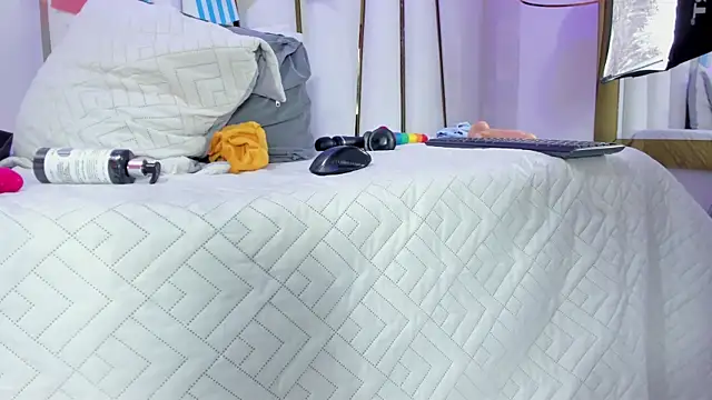 violet_gray_ webcam