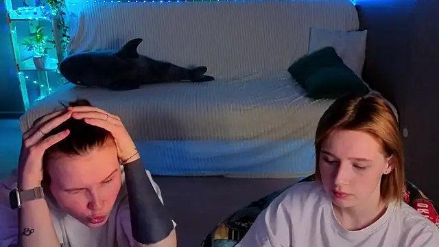 two_gerls_here webcam