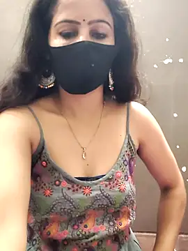 kanika_76 (F young) - Lips show