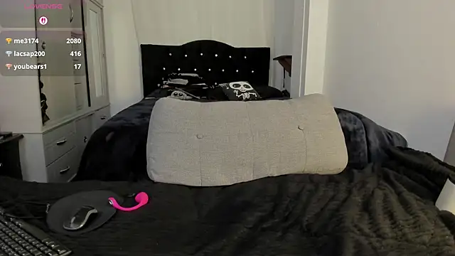amy_aloqua (F young) - show tits and blowjob