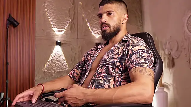 DannSaenz live cam on StripChat