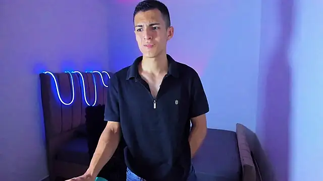 Matiius18 live cam on StripChat