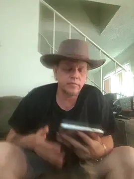 yourMasterisBored live cam on StripChat