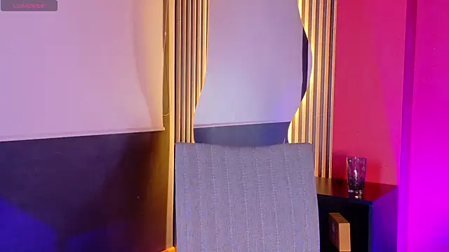 Mikavelvet08 live cam on StripChat