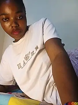 Glow_goddes live cam on StripChat