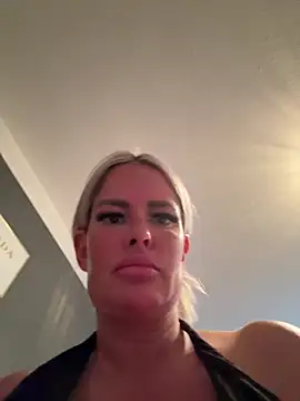 Juliaboobqueen live cam on StripChat