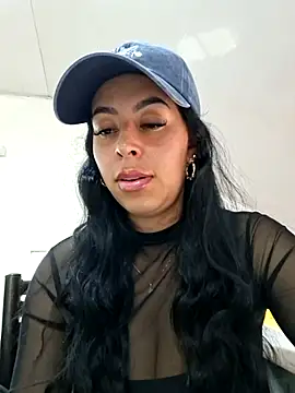 Luianna live cam on StripChat