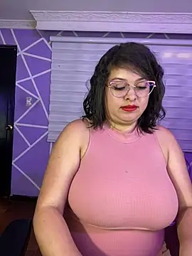 MiiaaJoness live cam on StripChat