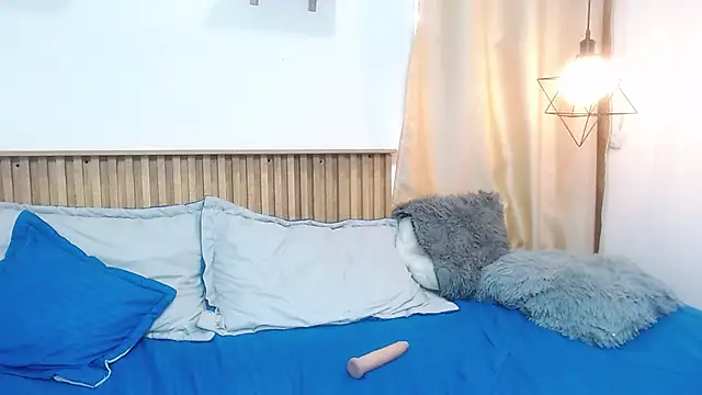 Violet_2003 live cam on StripChat