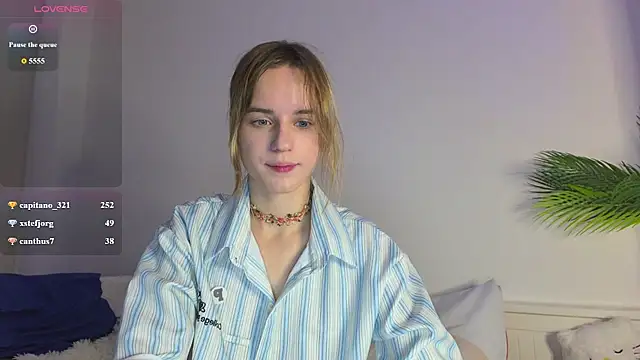 Tessa_Shy_ live cam on StripChat