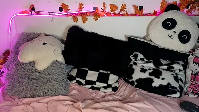 nicollewetpussy live cam on StripChat