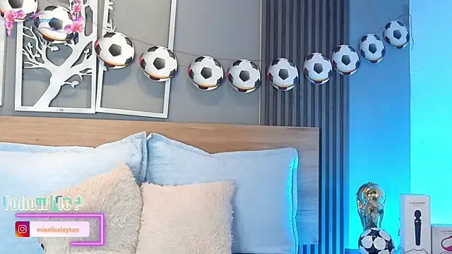 Elise-Leyton live cam on StripChat