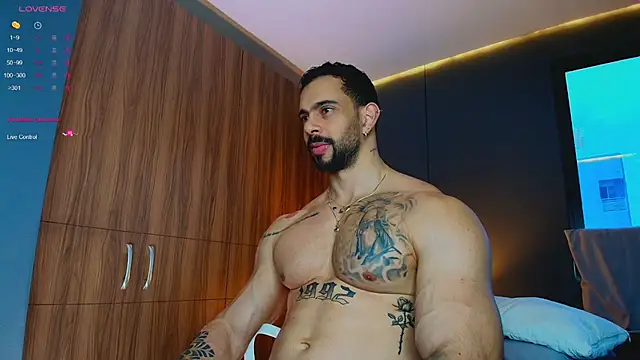 massimo_visconti live cam on StripChat