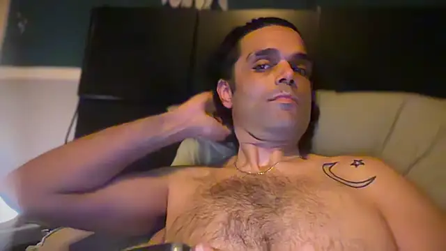 icebergslim281 live cam on StripChat