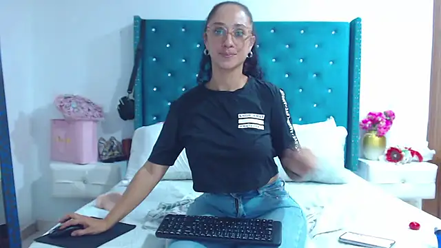 kimscarleth (F milf) - cream on tits  crema en las tetas