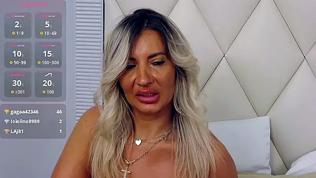 GinaBear live cam on StripChat