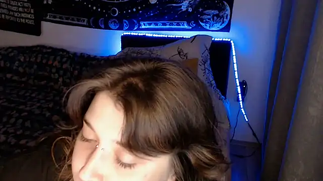 AlienforTwenty live cam on StripChat