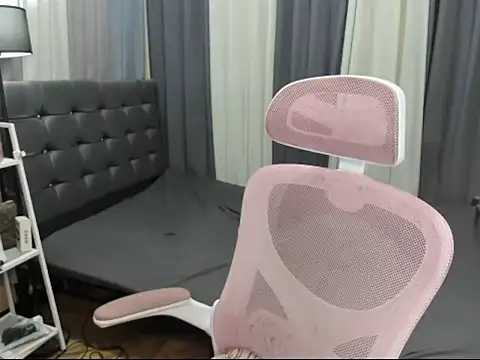 XTsUncutMargauxX webcam