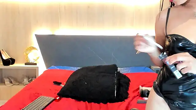 lorenavarga (F young) - Fucked with a surprise object