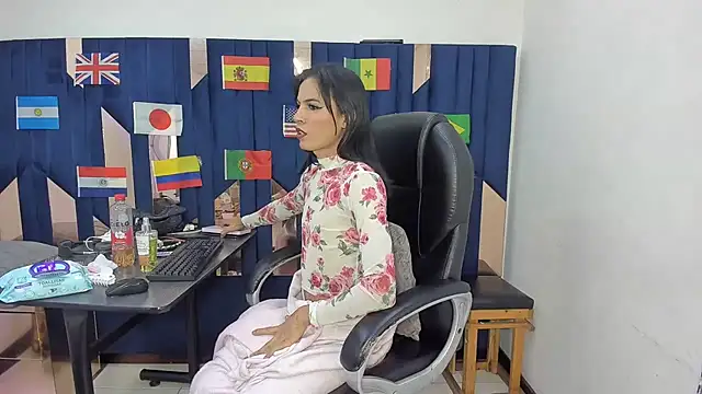 Aisha_hotts777 live cam on StripChat
