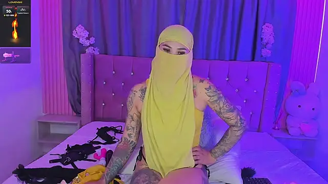 Nayla-Mouna live cam on StripChat
