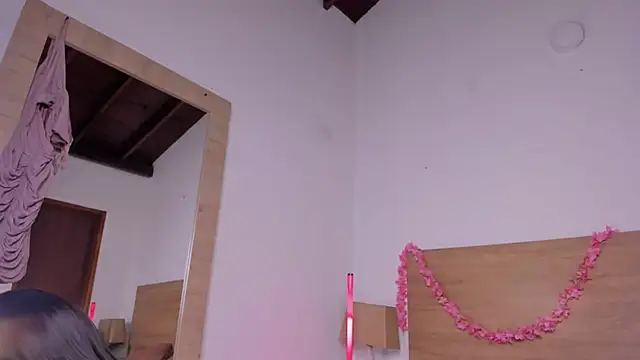 LaraRous webcam