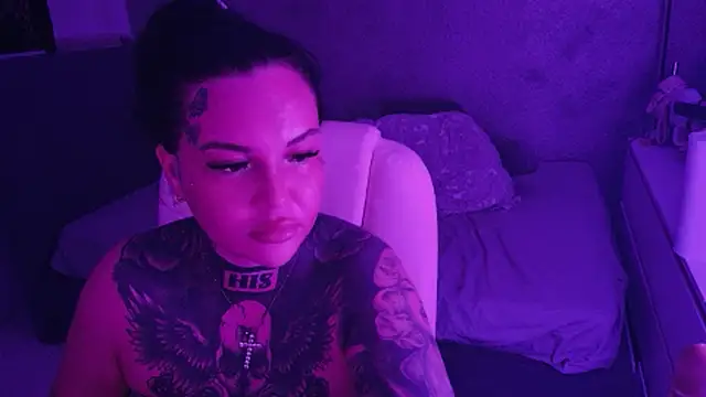 _MelinaCurves_ webcam