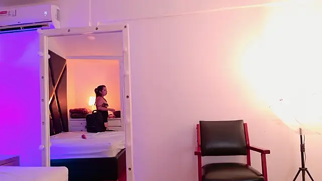 Adel_Nesbiit webcam