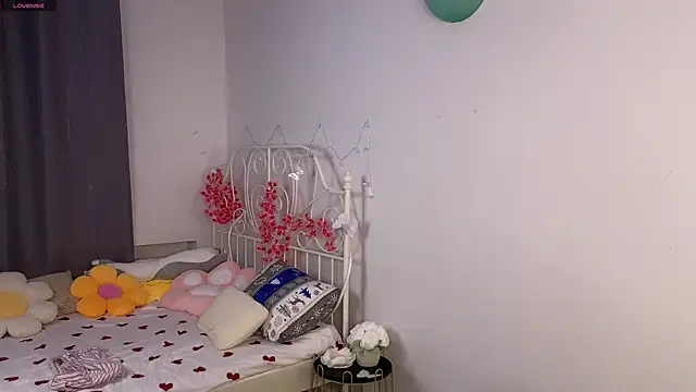 springloveee (Ask my age) - risky panties tease