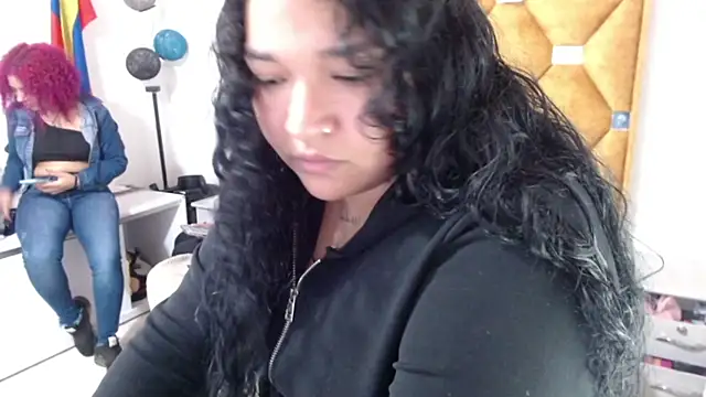HOTTGIRLSCURVYS webcam
