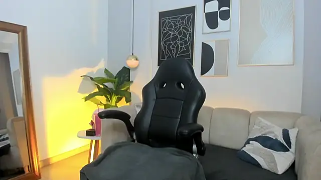 _Nicoletteshea_ webcam