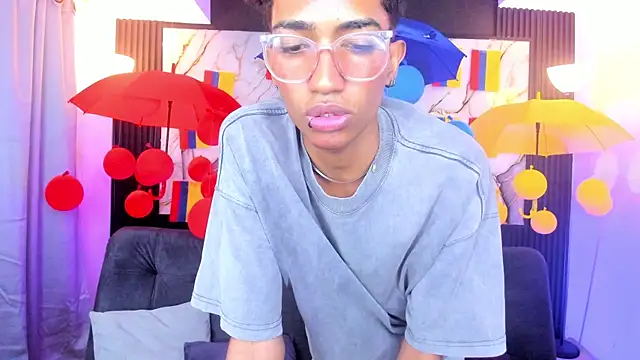 triiangel_latinboy webcam