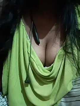 kaviyaponnu0987 live sex cam