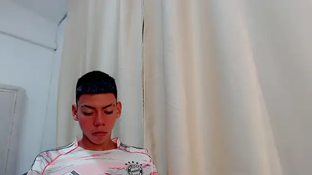 Liarr_ live cam on StripChat