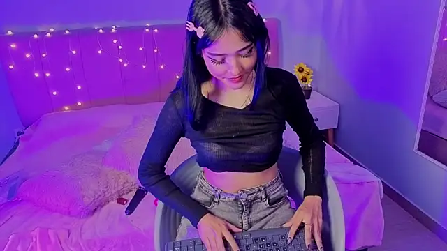 ela_petit live cam on StripChat