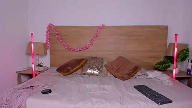 LaraRous webcam