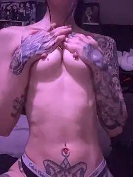 MissMidnightUK webcam