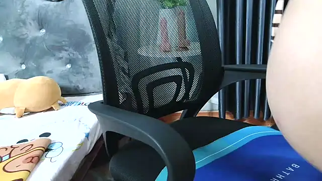 Welcome to my room! Please enjoy some sweet moments with me. 