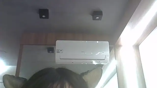 SkinnyKitten live cam on StripChat