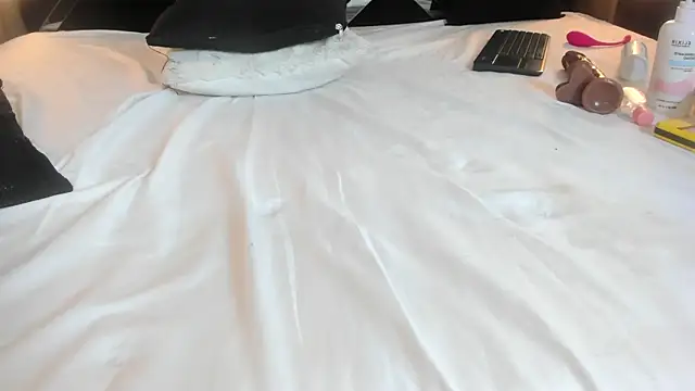mask_red_girl webcam