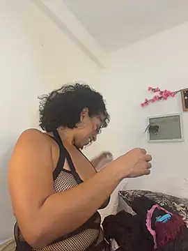 ThaliaGomex live cam on StripChat