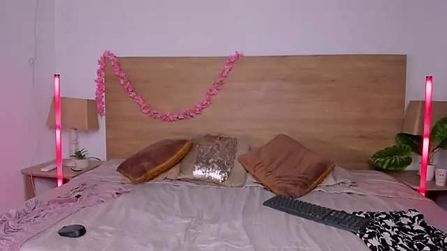 LaraRous webcam
