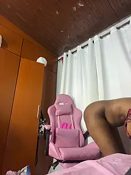 monicasex_ (F young) - rub oil on my torso and ass