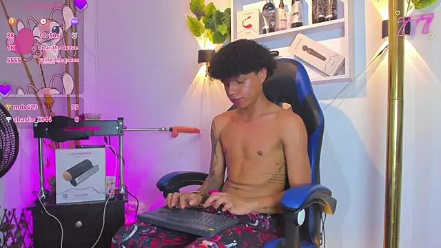 _taylor_black webcam