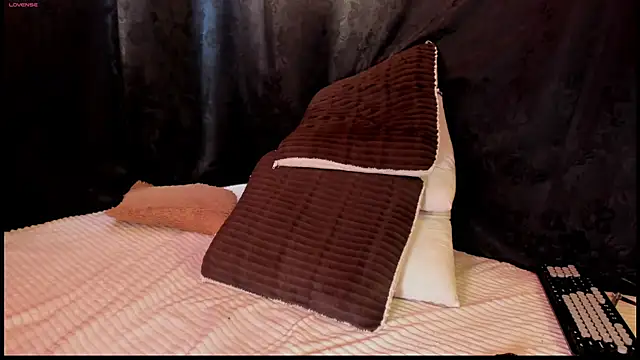 MiaKnox webcam