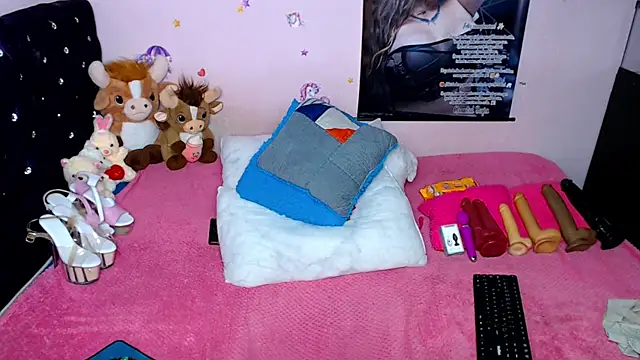 ShantalTsFox webcam